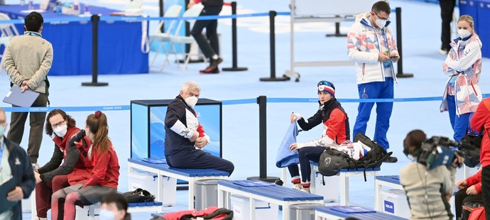 Porada s trenérem. Martina Sáblíková a trenér Petr Novák v Pekingu...