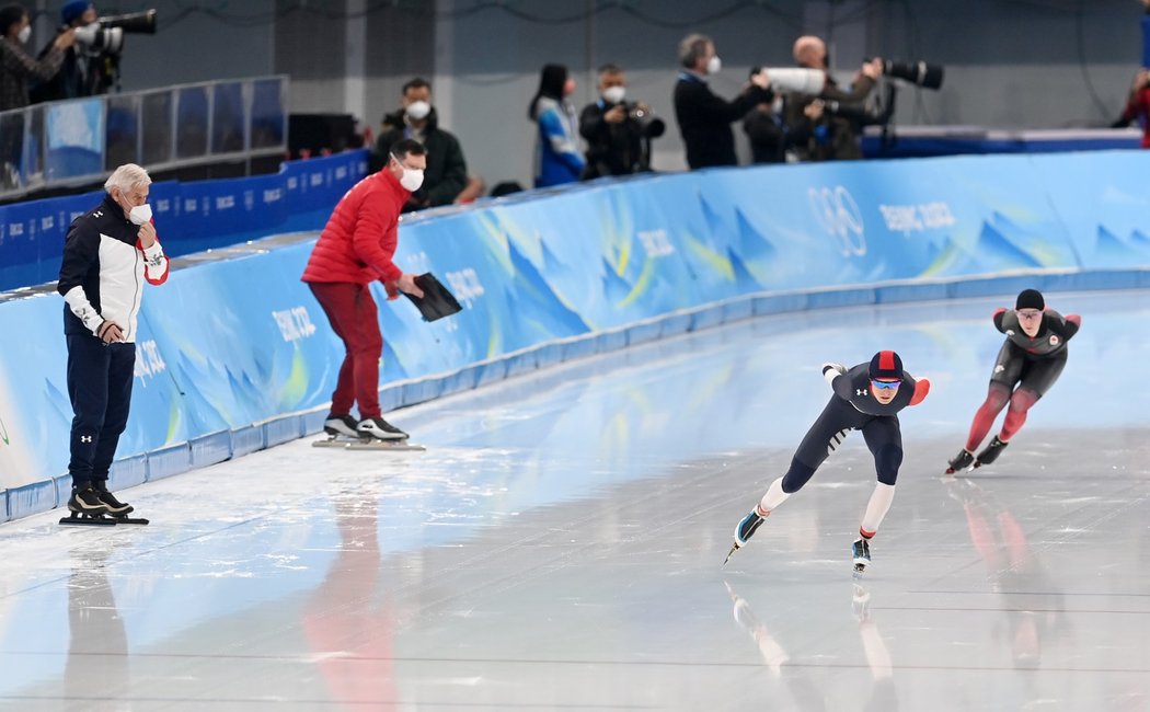 Martina Sáblíková a Valerie Maltaisová projíždějí kolem svých trenérů