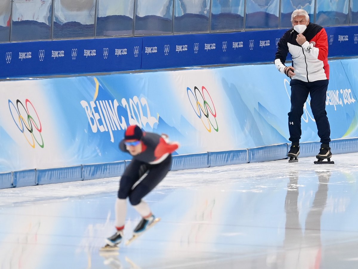 Kouč Petr Novák povzbuzuje Martinu Sáblíkovou v jejím snažení na tříkilometrové trati na olympiádě v Pekingu