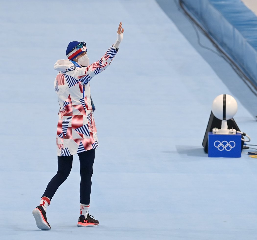 Martina Sáblíková mává do hlediště po svém závodě na tři kilometry v Pekingu