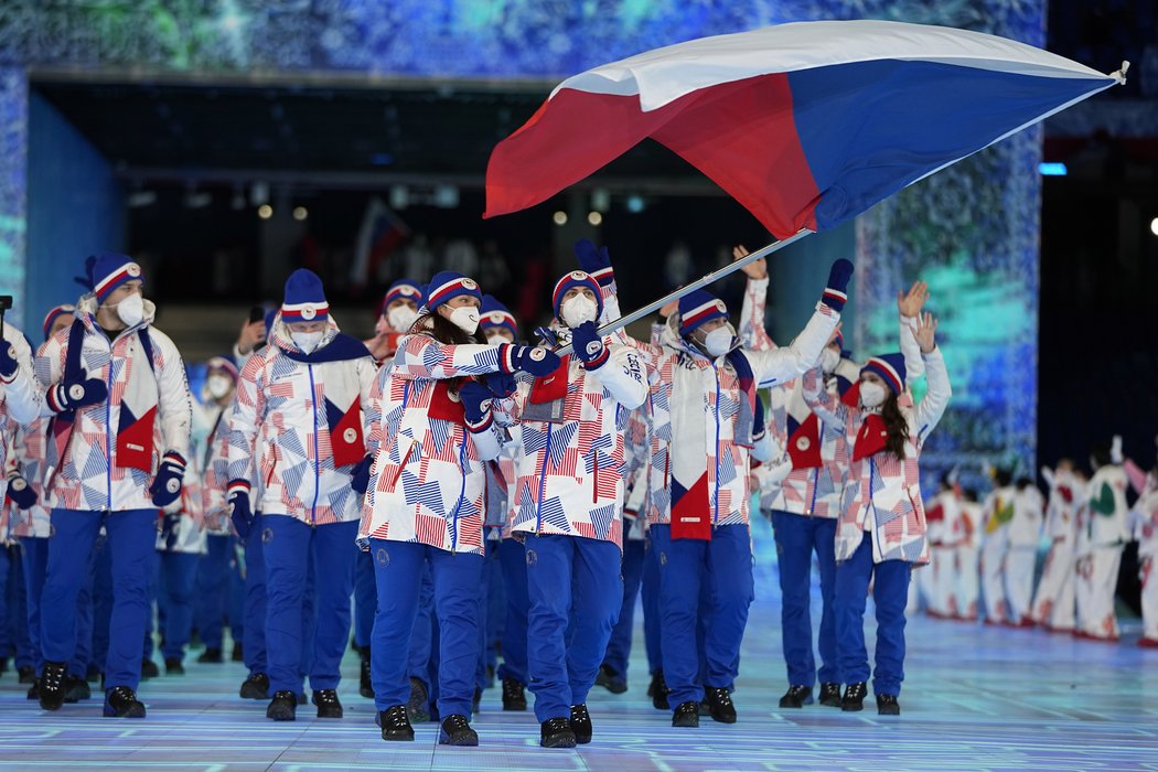 Vlajkonoši Alena Mills a Michal Březina přivádějí českou výpravu na plochu Ptačího hnízda