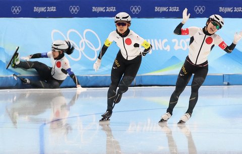 Japonky přišly o zlatou medaili v poslední zatáčce kvůli pádu jedné ze závodnic