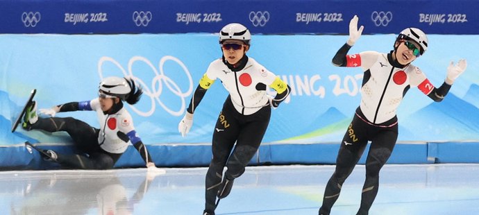 Japonky přišly o zlatou medaili v poslední zatáčce kvůli pádu jedné ze závodnic