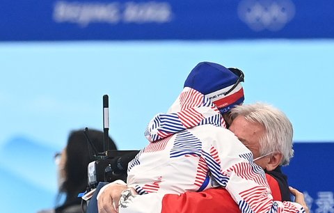 Martina Sáblíková v náručí svého kouče Petra Nováka po zisku bronz v Pekingu