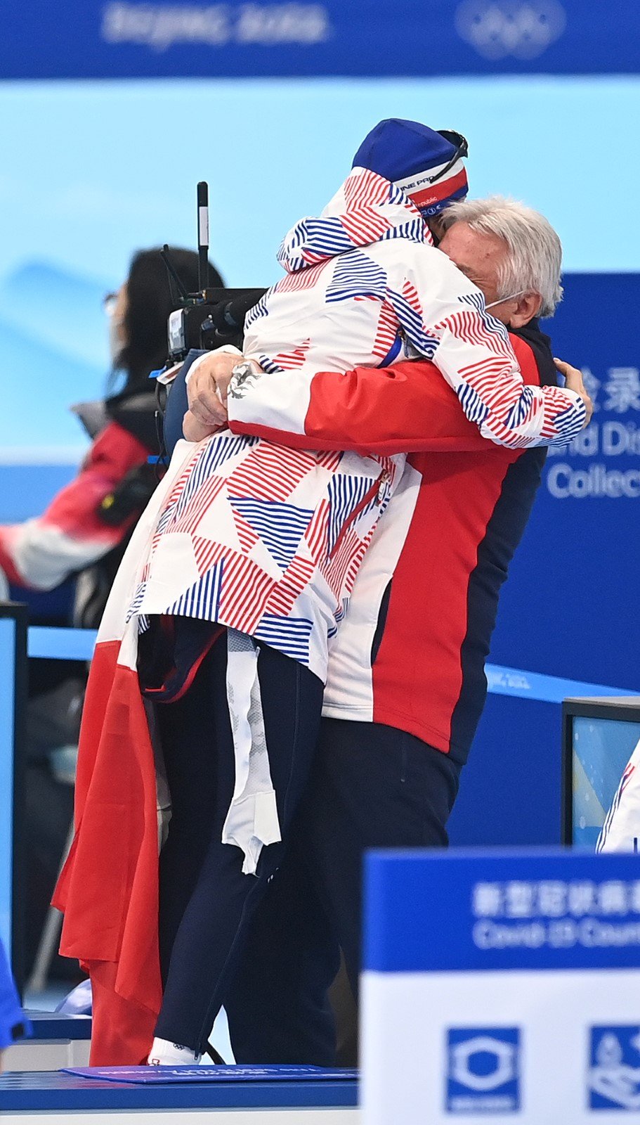 Martina Sáblíková v náručí svého kouče Petra Nováka po zisku bronz v Pekingu
