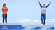 Martina Sáblíková radostně skáče na bronzový stupínek po závodě na pět kilometrů na olympiádě v Pekingu