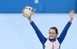Martina Sáblíková mává ze stupňů vítězek po pětikilometrovém závodě v Pekingu