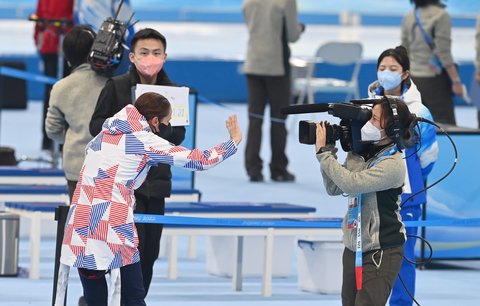 Martina Sáblíková mává do kamery po zisku bronzové medaile na ZOH v Pekingu