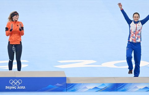Martina Sáblíková radostně skáče na bronzový stupínek po závodě na pět kilometrů na olympiádě v Pekingu
