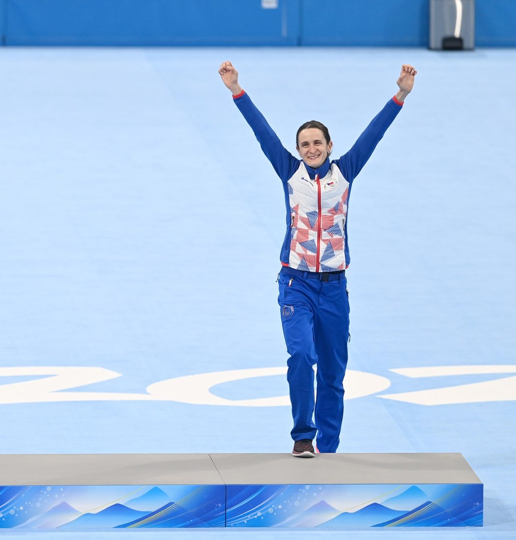 Martina Sáblíková slaví svůj bronz na pětce v olympijském Pekingu