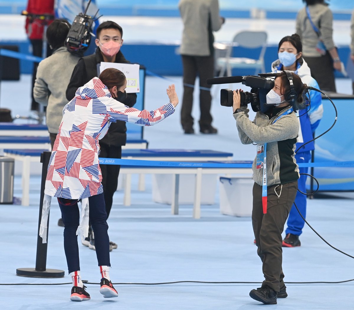 Martina Sáblíková mává do kamery po zisku bronzové medaile na ZOH v Pekingu