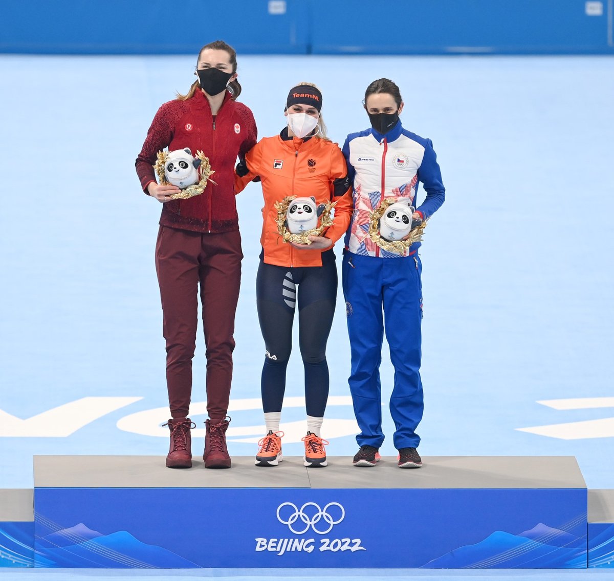 Martina Sáblíková se soupeřkami, které ji dokázaly na její oblíbené pětce v Pekingu porazit