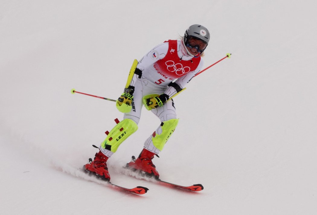 Ester Ledecká během slalomu v rámci kombinace na ZOH v Pekingu