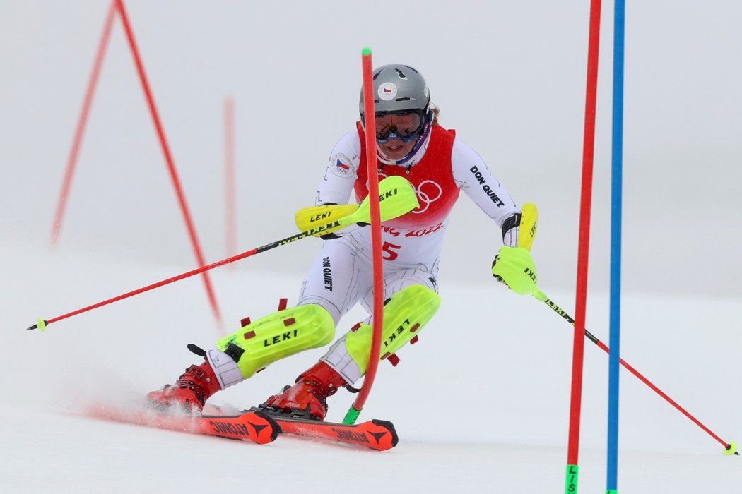 Ester Ledecká během slalomu v rámci kombinace na ZOH v Pekingu