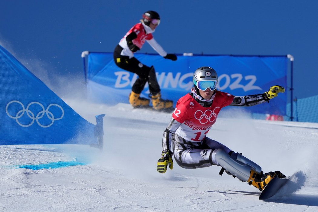 Ester Ledecká během paralelního obřího slalomu na snowboardu
