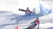 Ester Ledecká v semifinále paralelního obřího slalomu, za ní padající Aleksandra Krolová
