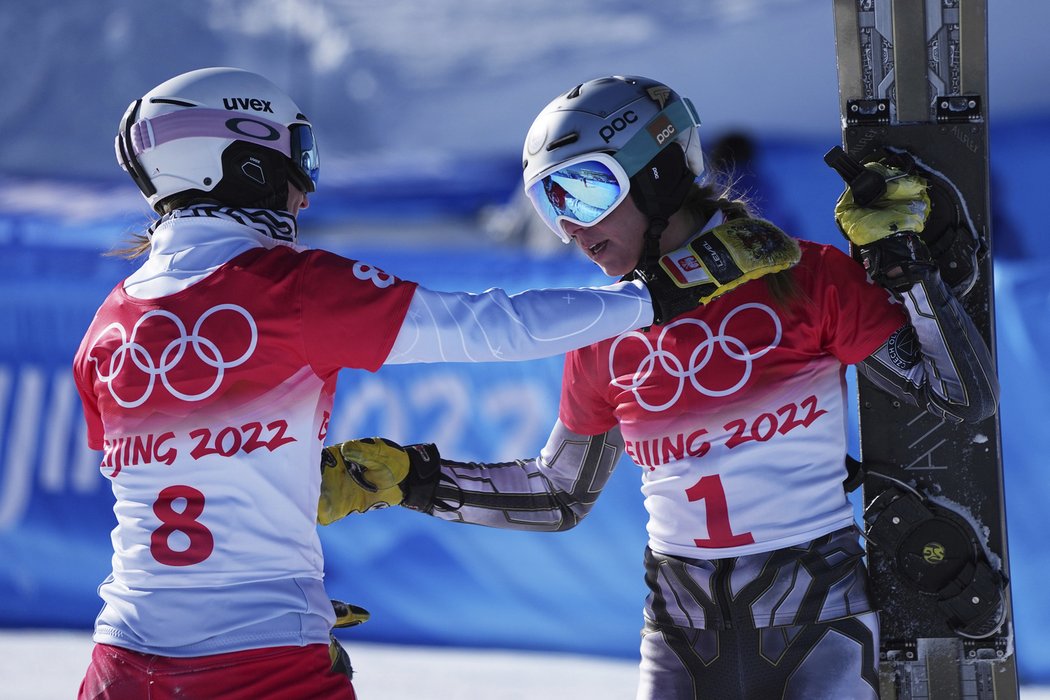 Aleksandra Krolová gratuluje Ester Ledecké ke zlatu na olympiádě v Pekingu