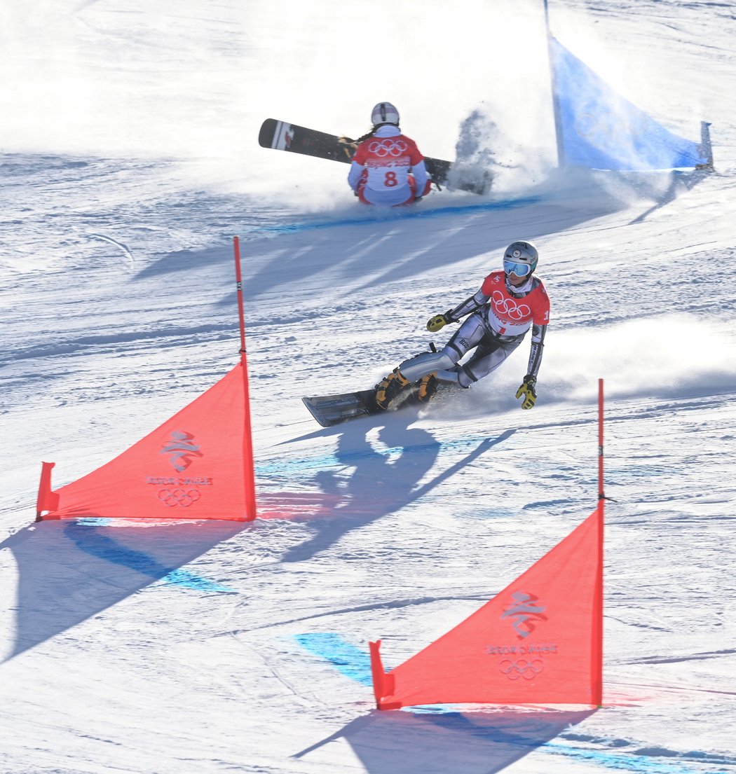 Ester Ledecká v semifinále paralelního obřího slalomu, za ní padající Aleksandra Krolová