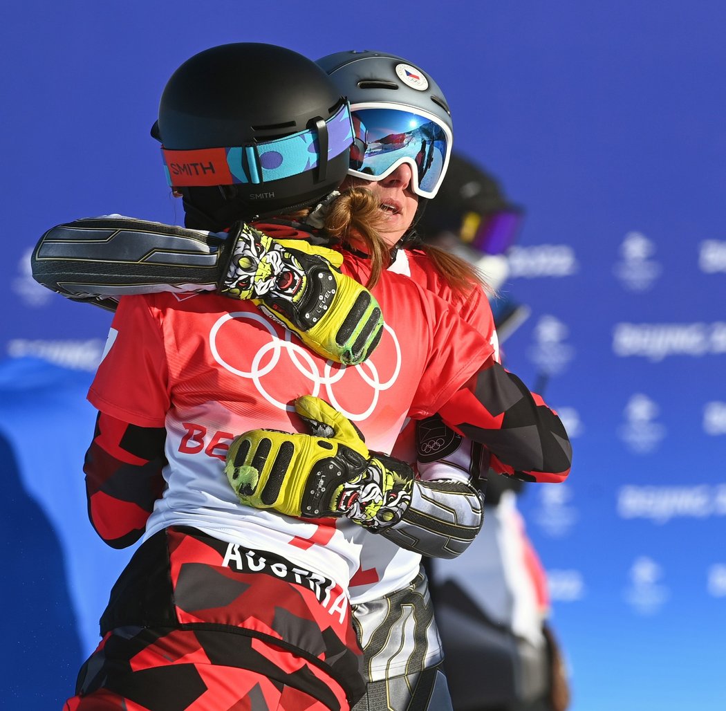 Gratulace soupeřky v cíli pro Ester Ledeckou