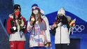 Ester Ledecká pózuje spolu se soupeřkami se svou zlatou medailí z Pekingu