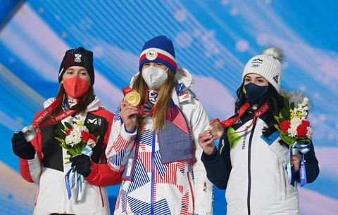 Daniela Ulbingová, Ester Ledecká a Gloria Kotniková při medailovém ceremoniálu