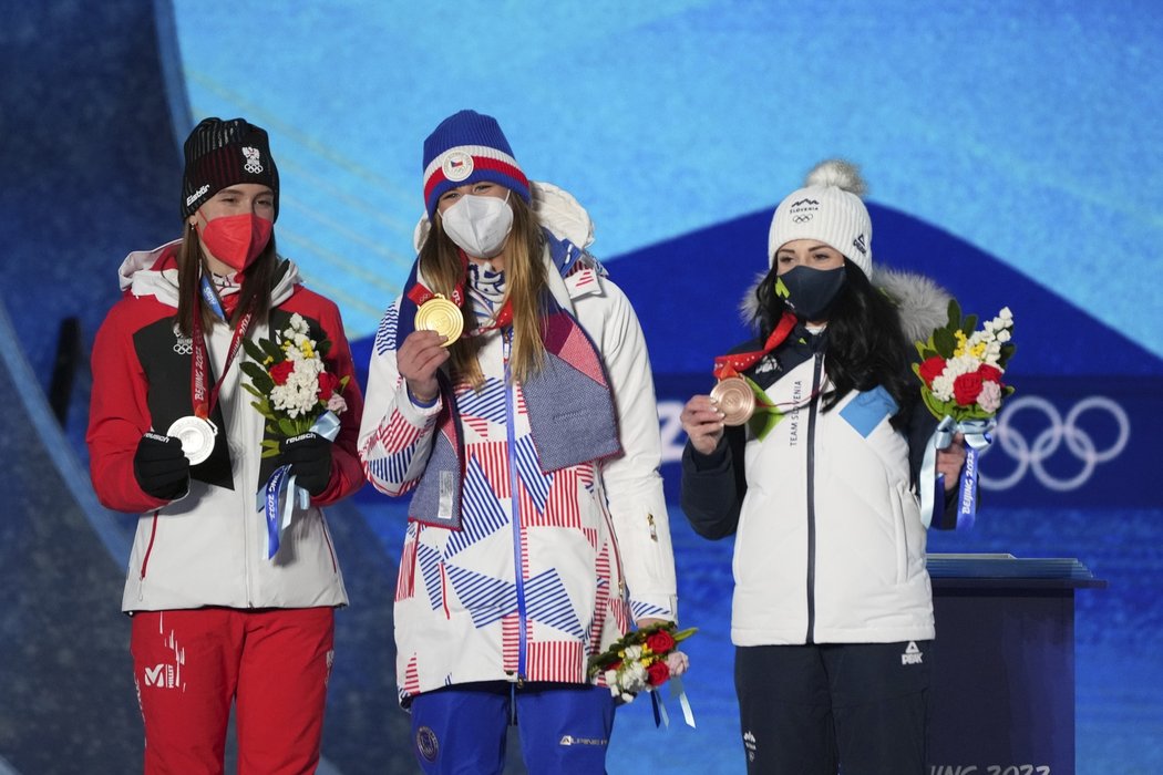 Ester Ledecká pózuje spolu se soupeřkami se svou zlatou medailí z Pekingu