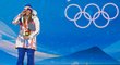 Dojatá Ester Ledecká při české hymně na počest vítězky paralelního obřího slalomu na ZOH v Pekingu