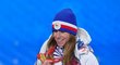 Ester Ledecká si prohlíží svou třetí zlatou olympijskou medaili