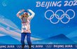 Ester Ledecká skáče na nejvyšší stupínek při medailovém ceremoniálu na ZOH v Pekingu