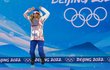 Ester Ledecká skáče na nejvyšší stupínek při medailovém ceremoniálu na ZOH v Pekingu Ester Ledecká skáče na nejvyšší stupínek při medailovém ceremoniálu na ZOH v Pekingu