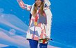 Vítězné gesto Ester Ledecké při přebírání zlaté medaile Vítězné gesto Ester Ledecké při přebírání zlaté medaile