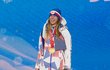 Ester Ledecká se zlatou medailí za paralelní obří slalom snowboardistek na krku