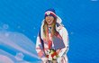 Rozesmátá Ester Ledecká se zlatou medailí za paralelní obří slalom snowboardistek