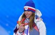 Ester Ledecká si prohlíží svou třetí zlatou olympijskou medaili Ester Ledecká si prohlíží svou třetí zlatou olympijskou medaili