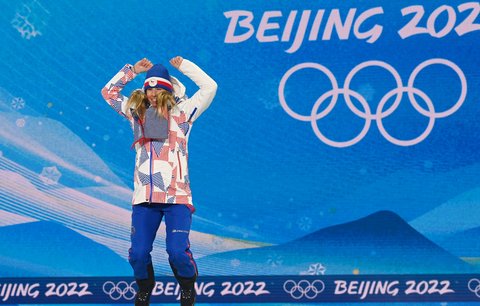 Ester Ledecká skáče na nejvyšší stupínek při medailovém ceremoniálu na ZOH v Pekingu