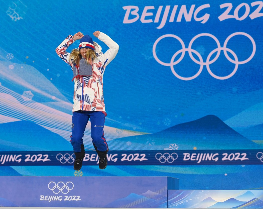 Ester Ledecká skáče na nejvyšší stupínek při medailovém ceremoniálu na ZOH v Pekingu