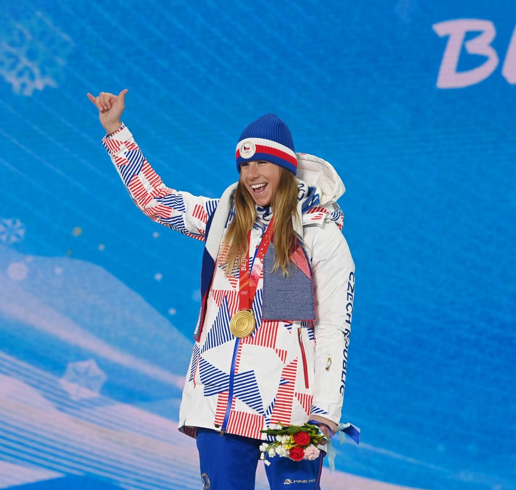 Vítězné gesto Ester Ledecké při přebírání zlaté medaile