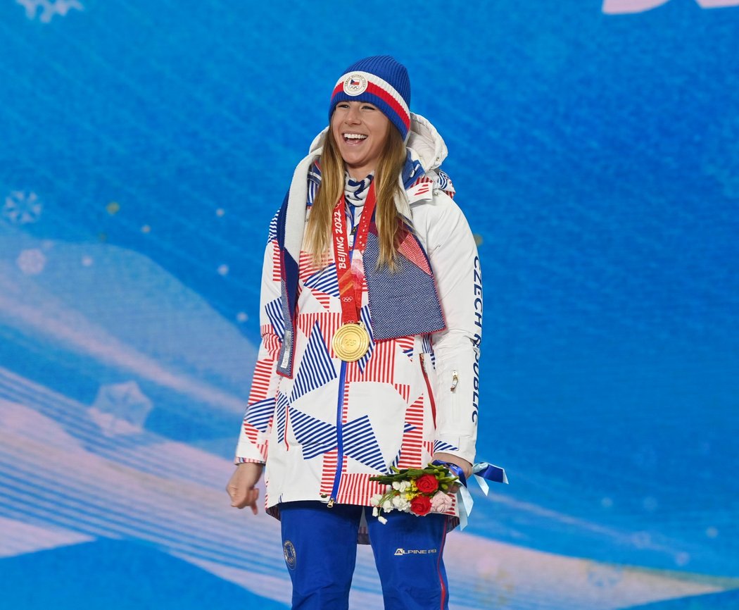 Ester Ledecká se zlatou medailí za paralelní obří slalom snowboardistek na krku