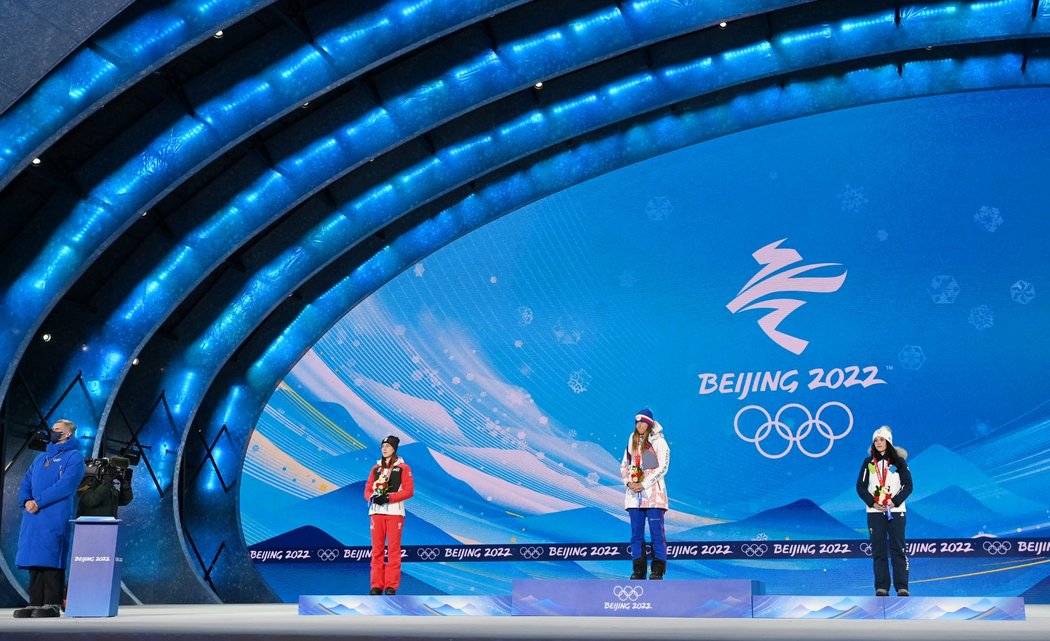 Medailový ceremoniál snowboardistek se zlatou Ester Ledeckou