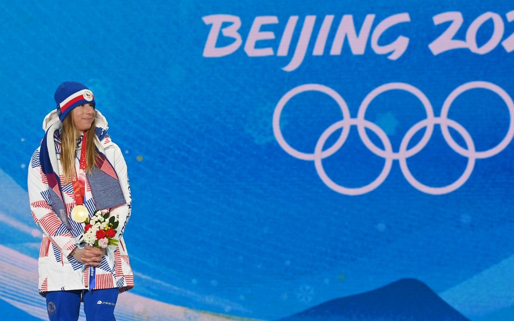 Ester Ledecká na stupních vítězů v Pekingu