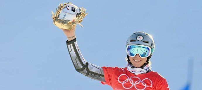 Ester Ledecká slaví obhajobu zlaté medaile na olympiádě v Pekingu