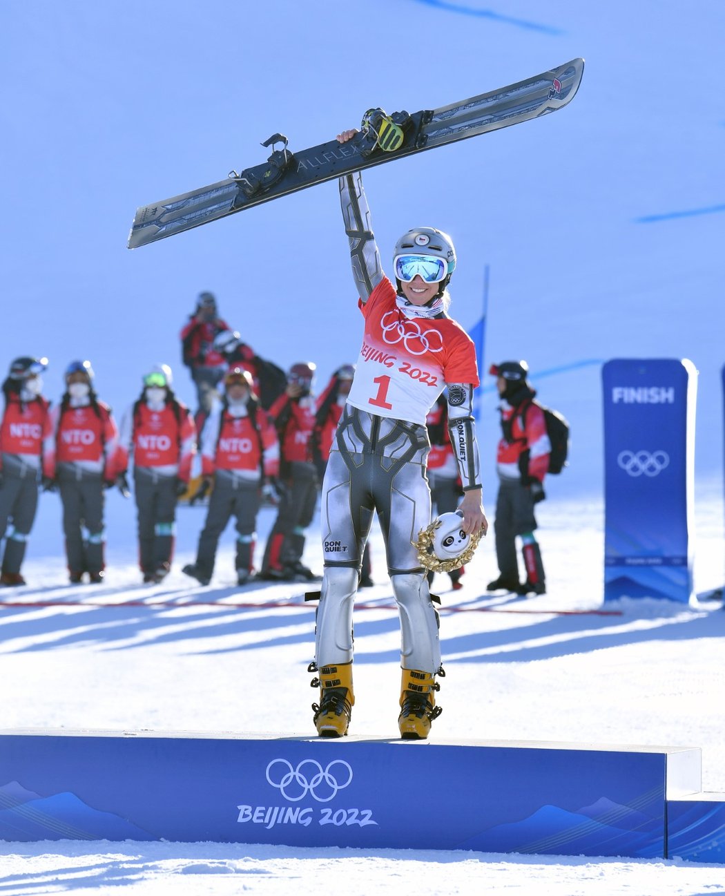 Vítězné gesto Ester Ledecké po triumfu v paralelním obřím slalomu snowboardistek