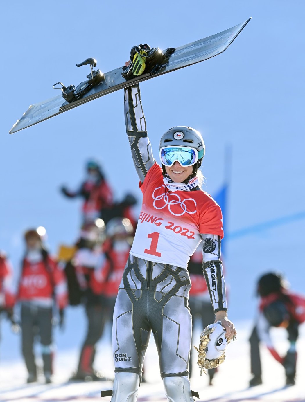 Ester Ledecká slaví obhajobu zlaté medaile v paralelním obřím slalomu snowboardistek