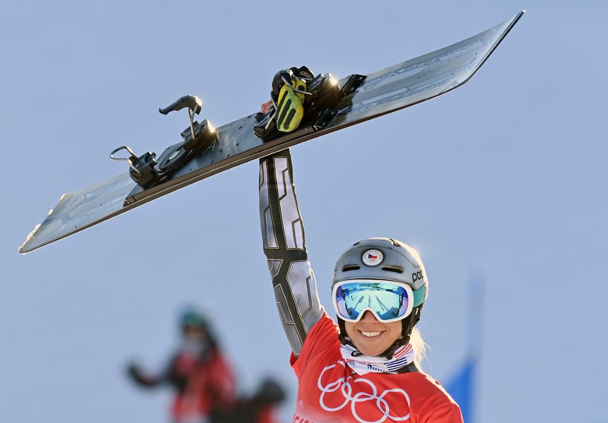 Ester Ledecká slaví obhajobu zlaté medaile v paralelním obřím slalomu snowboardistek
