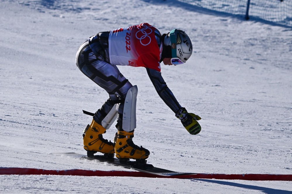 Ester Ledecká projíždí cílem paralelního obřího slalomu a stává se trojnásobnou olympijskou vítězkou