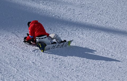 Japonská snowboardistka Rina Jošikaová měla při tréninku na olympijské trati slopestylu těžký pád