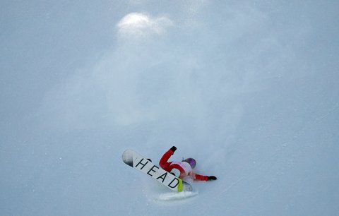 Japonská snowboardistka Rina Jošikaová měla při tréninku na olympijské trati slopestylu těžký pád