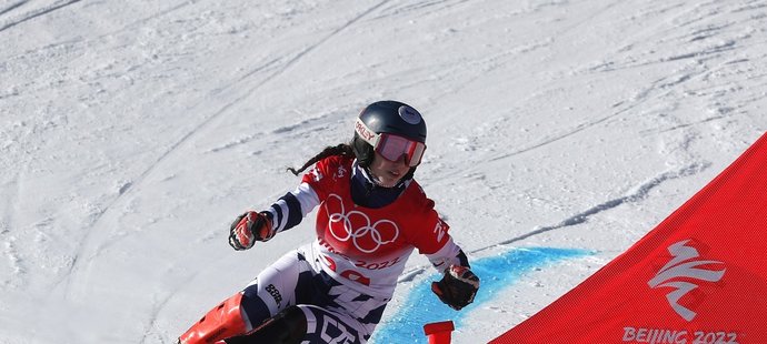 Češka Zuzana Maděrová během kvalifikace obřího slalomu snowboardistek na ZOH v Pekingu