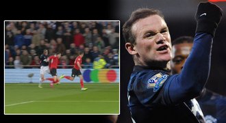 Nespravedlnost! Rooney skopl soupeře, ale vyloučen nebyl. Naopak dal gól!