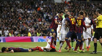 Červenou měla dostat i Barcelona: Busquets šlápl Pepemu na hlavu